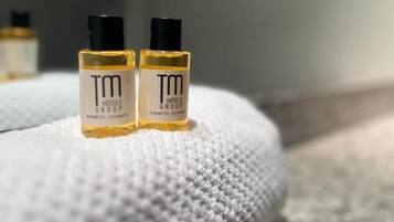 Suihku, hiustenkuivaaja, pyyhkeet, saippua