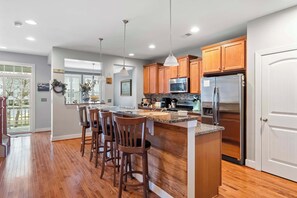 Kylskåp, mikrovågsugn, ugn och spishäll