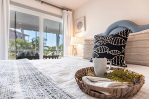 3 habitaciones, escritorio y tabla de planchar con plancha 