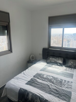 3 bedrooms, WiFi, bed sheets - 5 min walk from the kikar! Ideal for family vacations (Netanya)