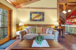 TV - The Fernald Point Carriage House (Southwest Harbor)