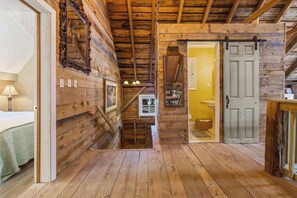 2 bedrooms, WiFi, bed sheets - The Carriage House! Unique! (Hancock)