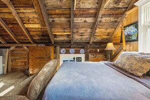2 bedrooms, WiFi, bed sheets - The Carriage House! Unique! (Hancock)