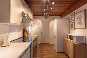 Geladeira, micro-ondas, fogão, cooktop