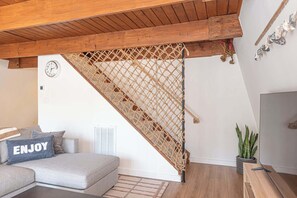 Een televisie en een kantoor