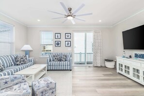 TV, offices - New Townhome Steps from the Beach (Ocean City)