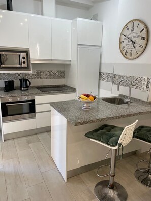 Mikrowelle, Ofen, Herdplatte, Geschirrspüler