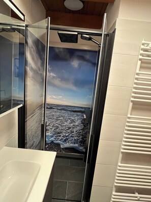 Shower, bidet, towels, toilet paper