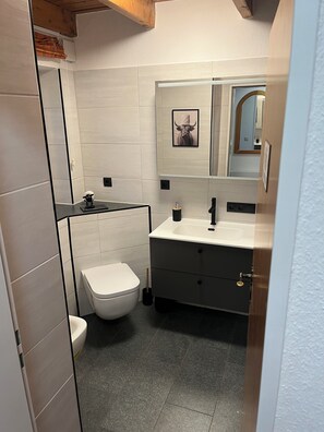Shower, bidet, towels, toilet paper - Vacation cottage Krabben Koje (Krummhörn)