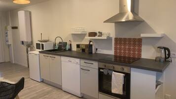 Geladeira, micro-ondas, fogão, cooktop