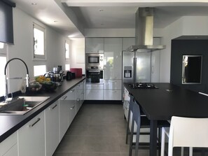 Een koelkast, een microgolfoven, een oven, een kookplaat