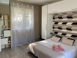 5 makuuhuonetta, työpöytä, silitysrauta/-lauta, vauvan matkasänky