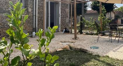 Maison Vigneronne - Stay on a vineyard in this 18th century stone farmhouse