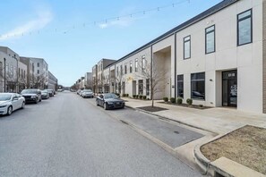 Exterior - Grand Suite @ Pinnacle Heights (Rogers)