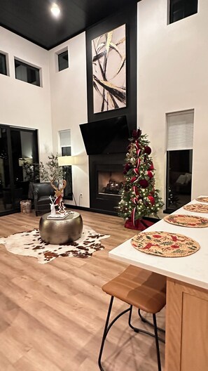 Dining - Oak+Embers: Two King Masters Suite + Game Room (Broken Bow)