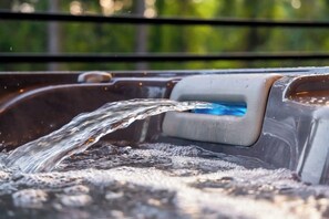 Outdoor spa tub - Oak+Embers: Two King Masters Suite + Game Room (Broken Bow)