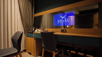 1 bedroom, free minibar, in-room safe, desk
