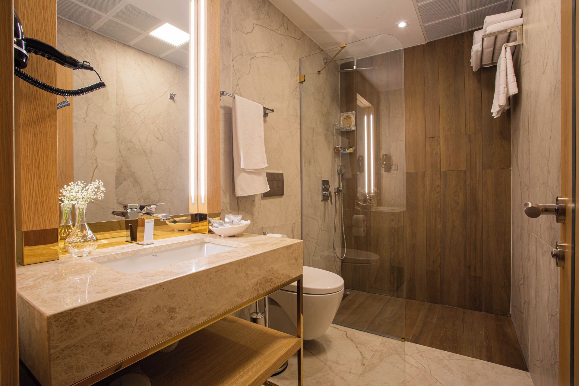 Articles gratuits dans le mini-bar, coffres-forts dans les chambres