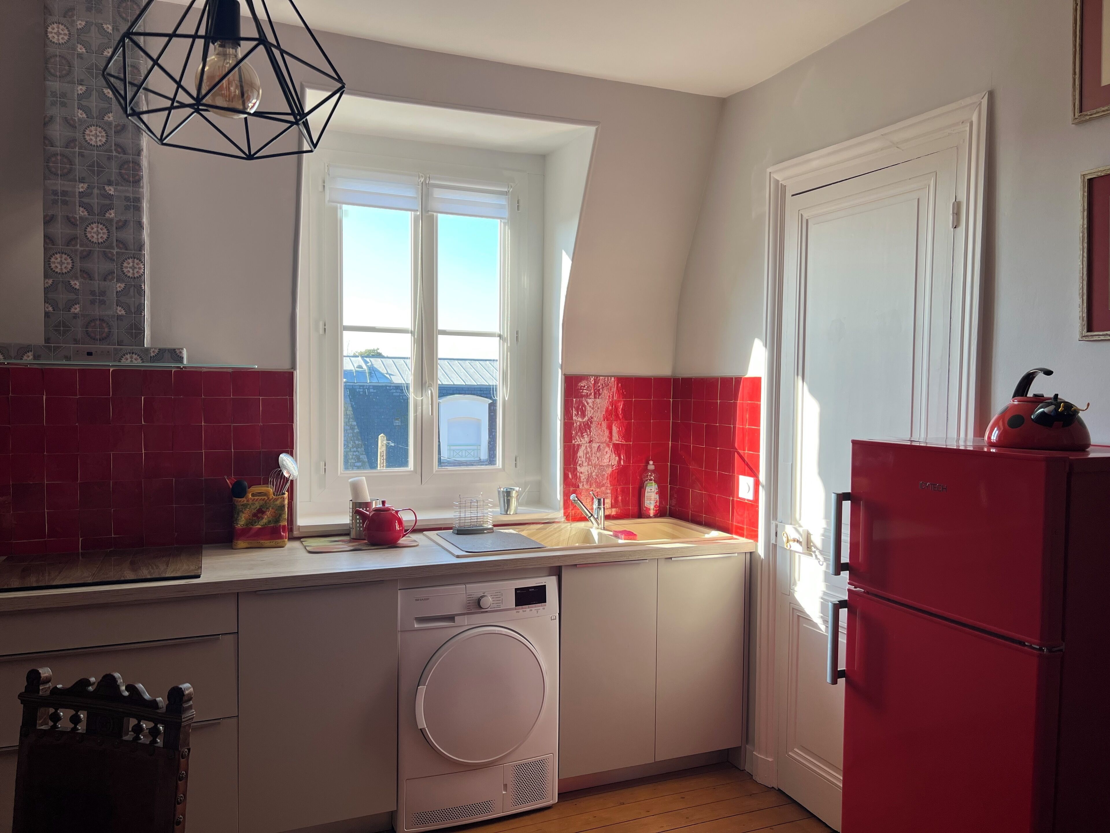 Coffee/tea maker, fridge, microwave, oven