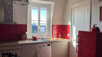 Coffee/tea maker, fridge, microwave, oven