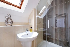 Haartrockner, Handtücher, Seife, Shampoo