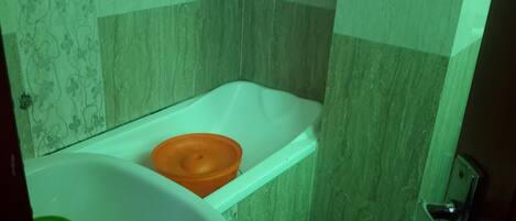 Suihku, pyyhkeet, saippua, vessapaperi