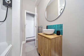 Een douche, een haardroger, handdoeken