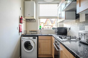 Een koelkast, een microgolfoven, een oven, een kookplaat