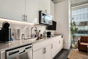 Fridge, microwave, stovetop, dishwasher