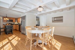 Dining table with seating for 6  - Near Long Sands: 2 Living Areas, Family Fun (York)