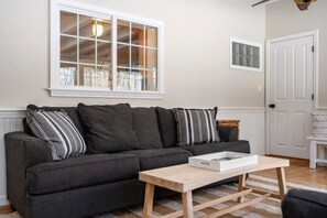 Living area with Smart TV - Near Long Sands: 2 Living Areas, Family Fun (York)