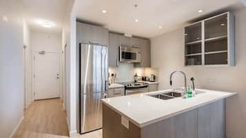 Coffee/tea maker, fridge, microwave, oven