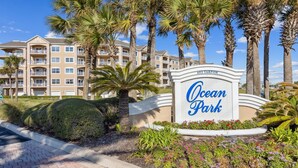 A sign for Ocean Park with a view of a multi-story building in the background. - Amelia Island 3 BR Ocean Park Beach Getaway (Fernandina Beach)