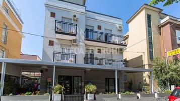 Vista frontal de la propiedad