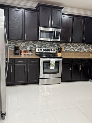 Micro-ondes, four, plaque de cuisson, lave-vaisselle