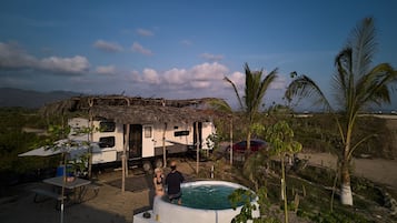 Banyera d'hidromassatge a l'aire lliure