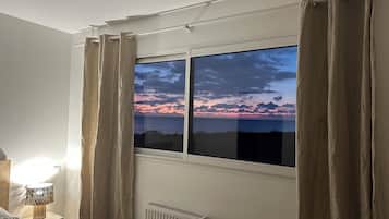 3 habitaciones, tabla de planchar con plancha, wifi y ropa de cama
