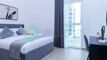 Caja de seguridad en la habitación y tabla de planchar con plancha