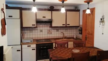 Fridge, oven, stovetop, coffee/tea maker