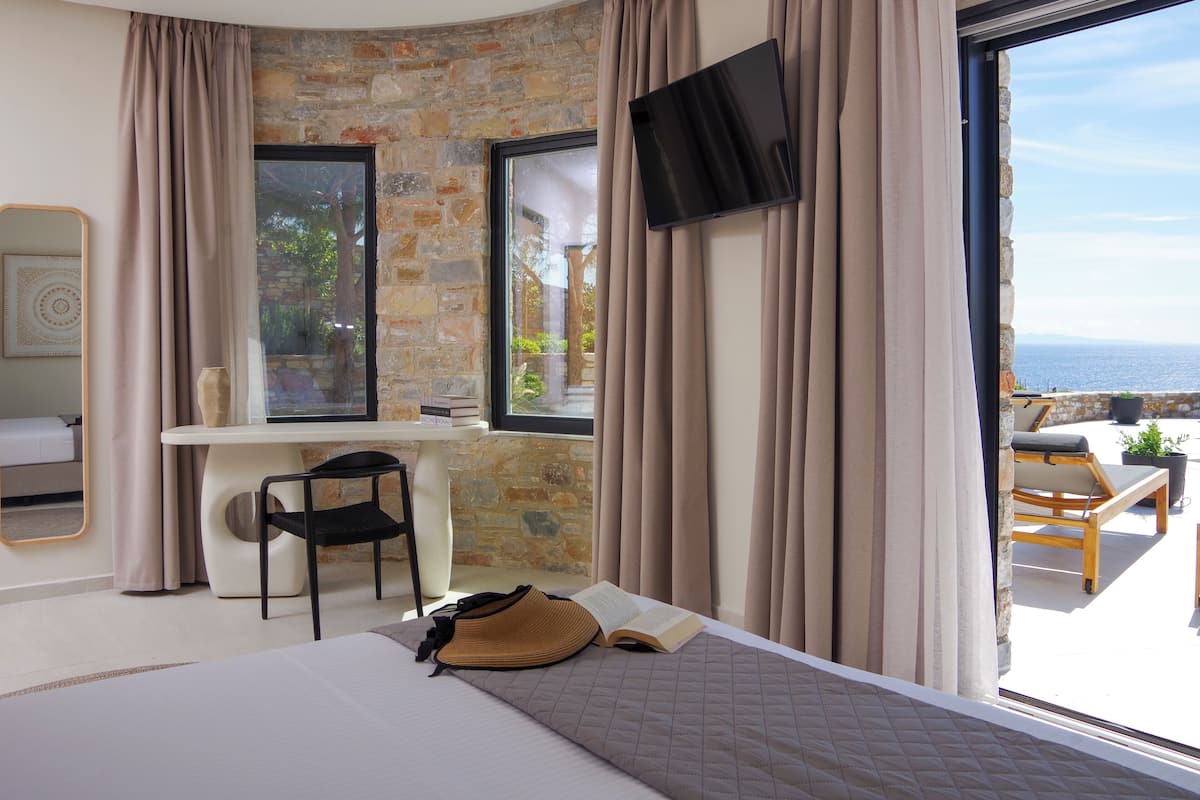 Pnoe Thryallis | 2 bedrooms, premium bedding, memory foam beds, in-room safe