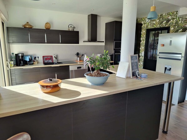 Micro-ondes, four, plaque de cuisson, lave-vaisselle