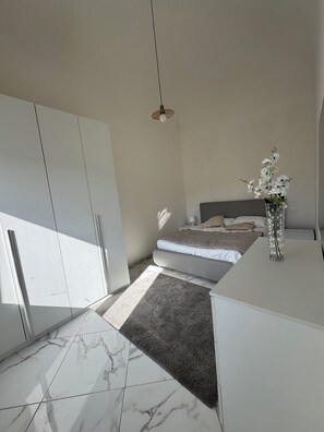 1 slaapkamer, een strijkplank/strijkijzer, wifi