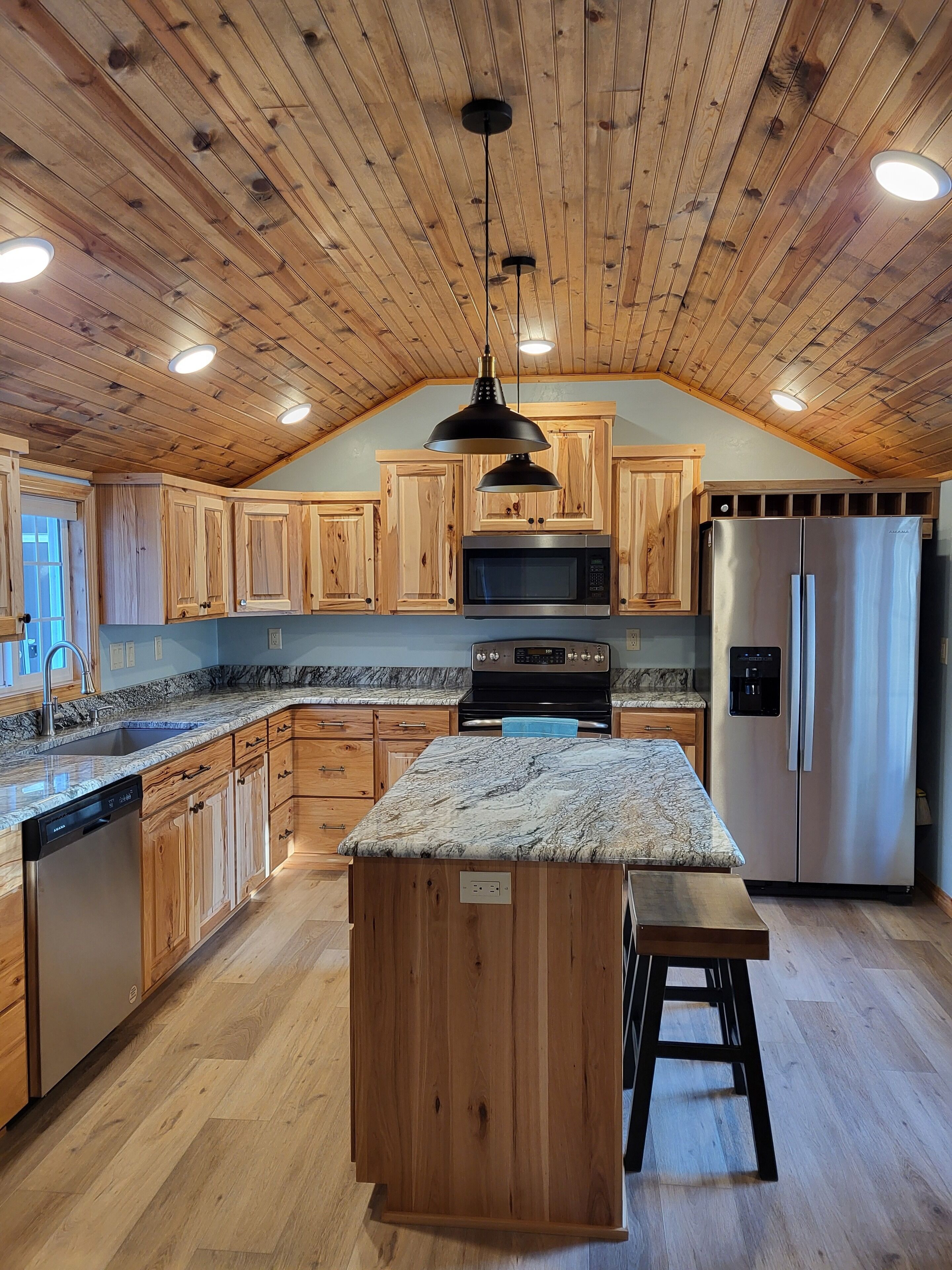 Jääkaappi, mikroaaltouuni, uuni, liesi