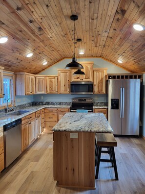 Fridge, microwave, oven, stovetop - Fabulous 2-bedroom house with WiFi in Sturgeon Bay (Sturgeon Bay)