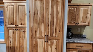 Une cuisine avec des armoires en bois et un plan de travail en marbre.