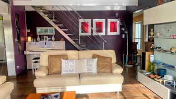 Smart-TV, Bücher, Stereoanlage