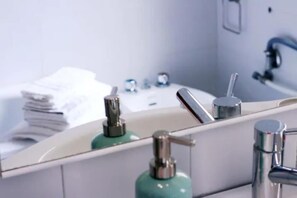 Hair dryer, bidet, towels, soap - Cozy vatican apartment with starry balcony garden (Roma)