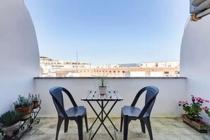 Outdoor dining - Cozy vatican apartment with starry balcony garden (Roma)
