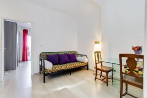 Living area - Cozy vatican apartment with starry balcony garden (Roma)