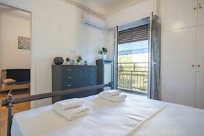 1 dormitorio, tabla de planchar con plancha, wifi y ropa de cama